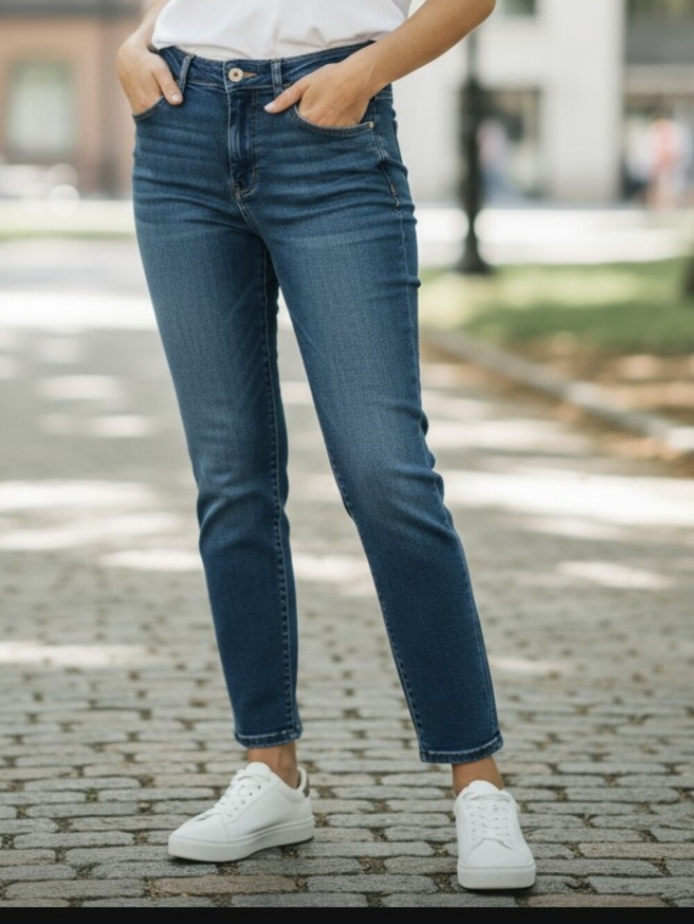 d. jeans Women's Straight Leg Jeans in Medium Blue Wash -10